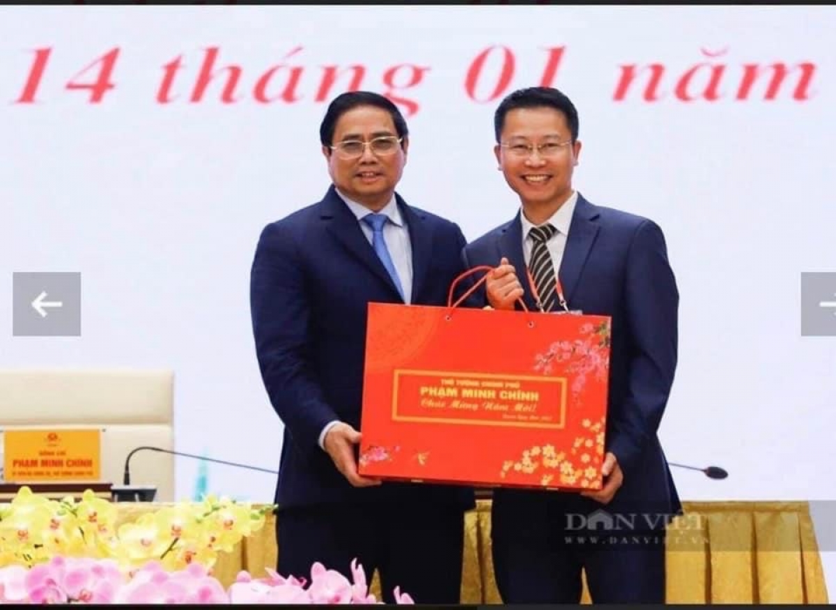 GS Phan Mạnh Hưởng nhận quà của Thủ tướng Chính Phủ tặng Kiều bào tiêu biểu Tết 2023