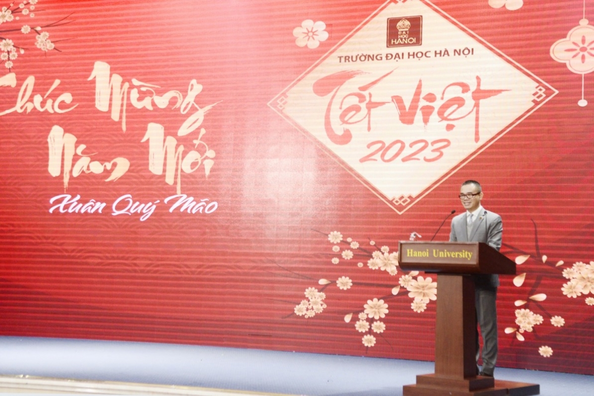 Thầy hiệu trưởng Nguyễn Văn Trào  chia sẻ ý nghĩa của Tết Việt với các em sinh viên quốc tế 