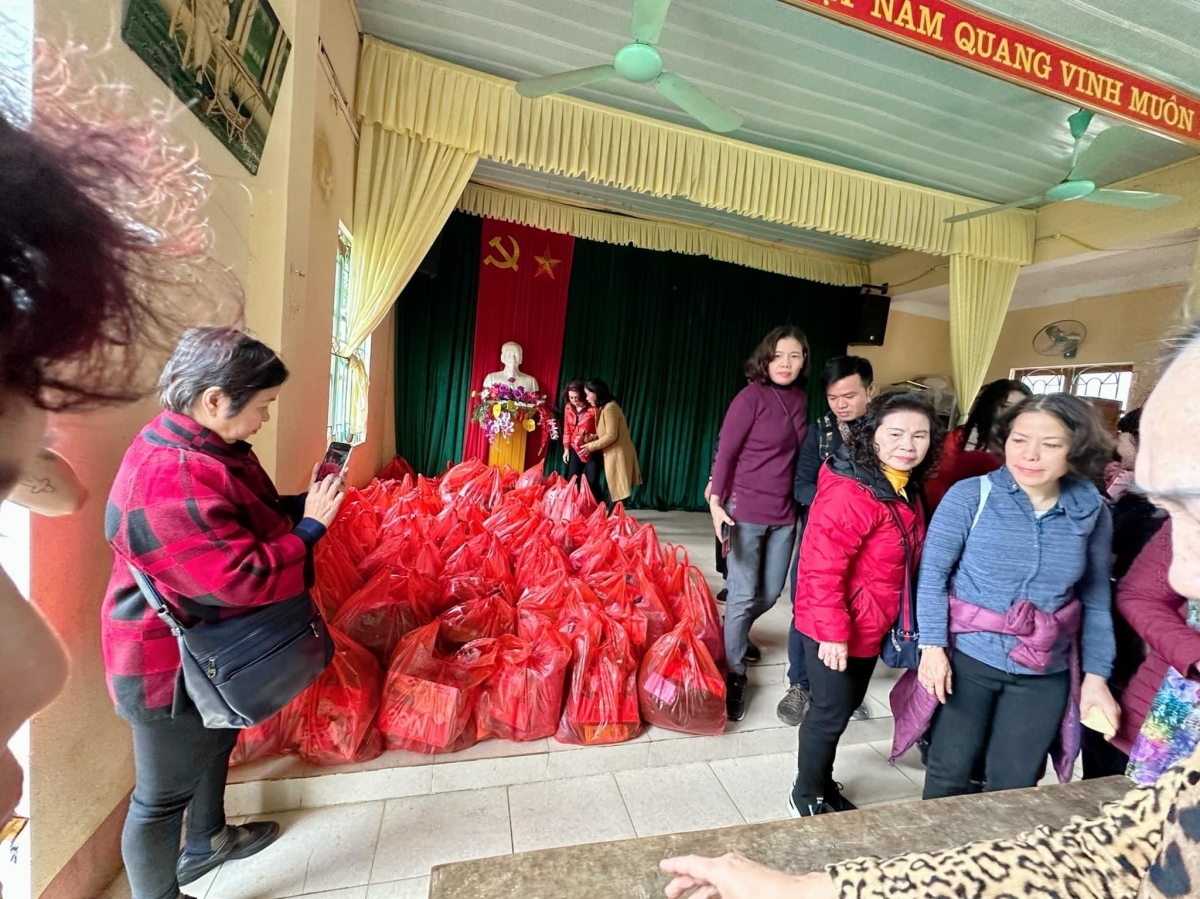 Các thành viên CLB Nhà báo nữ tặng quà cho 53 hộ nghèo người Dao ở Khe Rồng, An Bình, Văn Yên, Yên Bái .