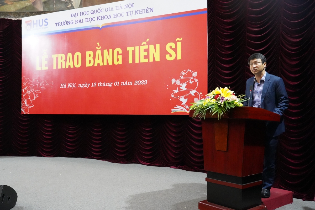 PGS.TS.Trần Ngọc Anh, đại diện cho các nhà khoa học, các giáo viên hướng dẫn nghiên cứu sinh lên phát biểu