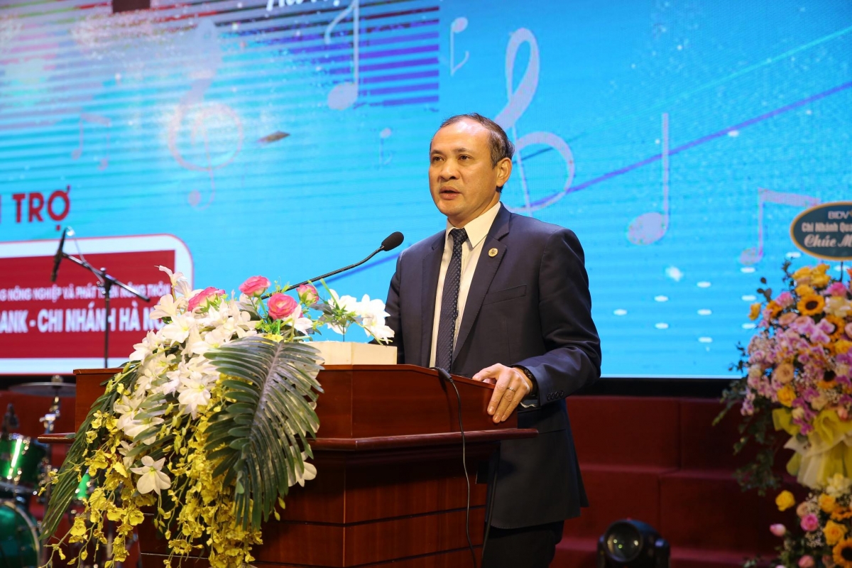 GS.TS Nguyễn Trung Việt, Phó Hiệu trưởng Trường ĐH Thủy Lợi trả lời câu hỏi của các em học sinh 