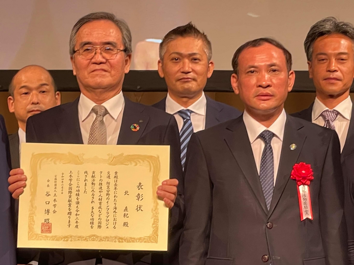 GS.TS Nguyễn Trung Việt, Phó hiệu trưởng Trường Đại học Thủy lợi được trao Giải “Hoạt động hợp tác quốc tế” trong lĩnh vực xây dựng do Hiệp hội kỹ sư xây dựng Nhật Bản (JSCE) trao tặng(6/2022 )
