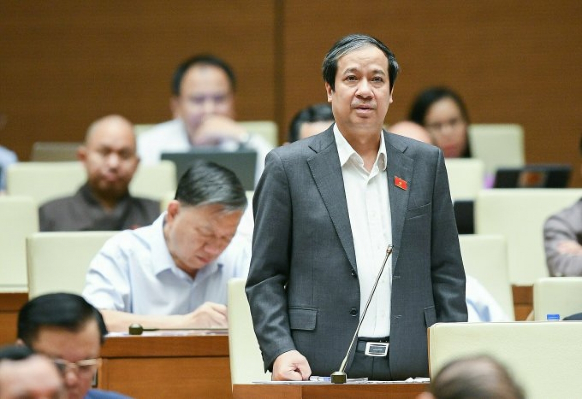 Tại Kỳ họp thứ 4, Quốc hội khóa XV, Bộ trưởng trưởng Nguyễn Kim Sơn kiến nghị một số giải pháp liên quan đến biên chế giáo viên và thu hút nguồn tuyển.