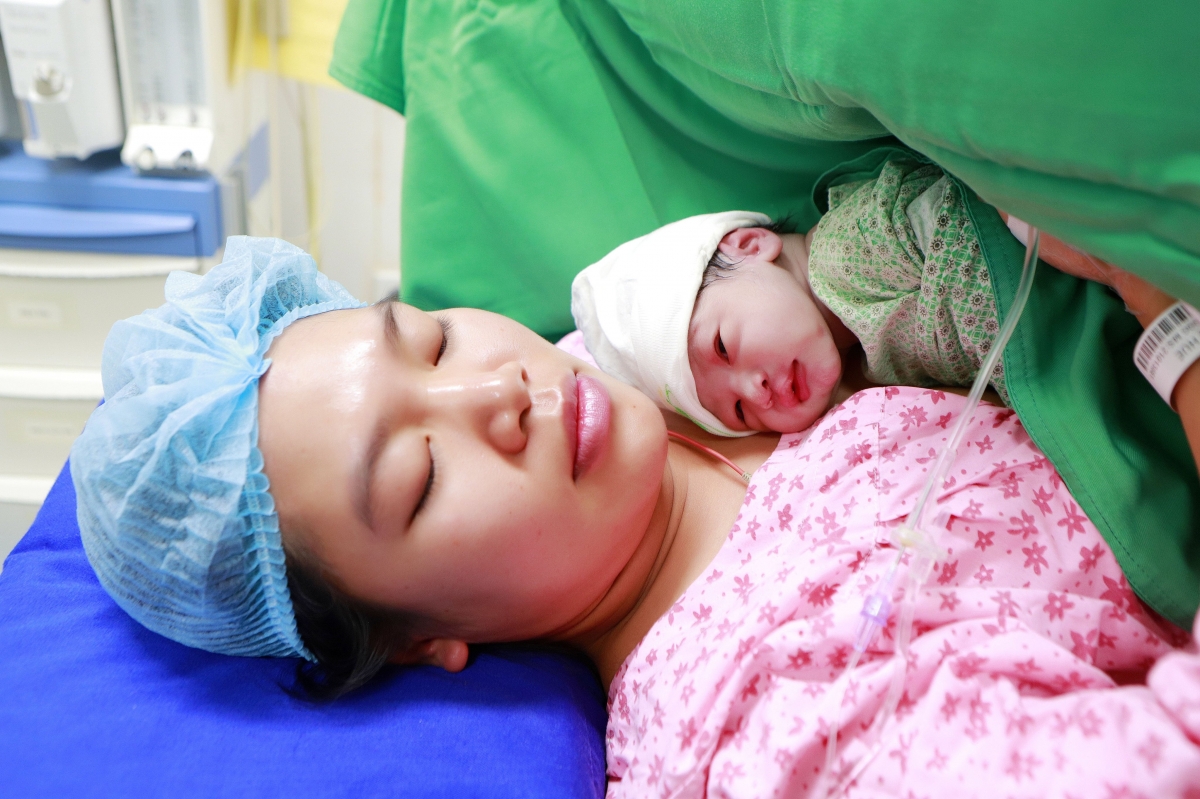 Khoảnh khắc hạnh phúc của mẹ và em bé sinh ra lúc 0h00 tại bệnh viện Phụ sản HN