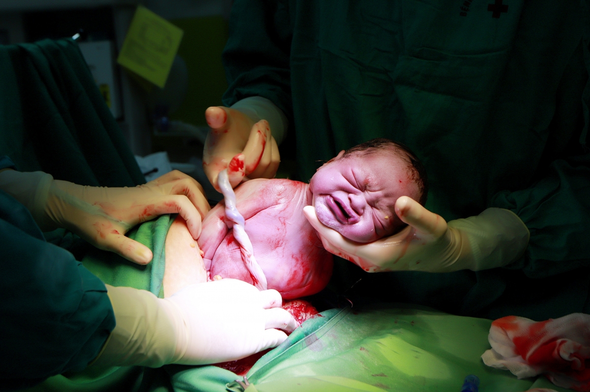 Một bé trai nặng 3.3kg được sinh ra lúc 0h20 ngày 1/1/2023