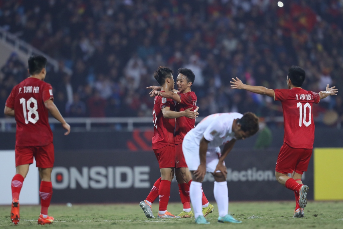 Châu Ngọc Quang ấn định chiến thắng 3-0 cho các chiến binh sao vàng