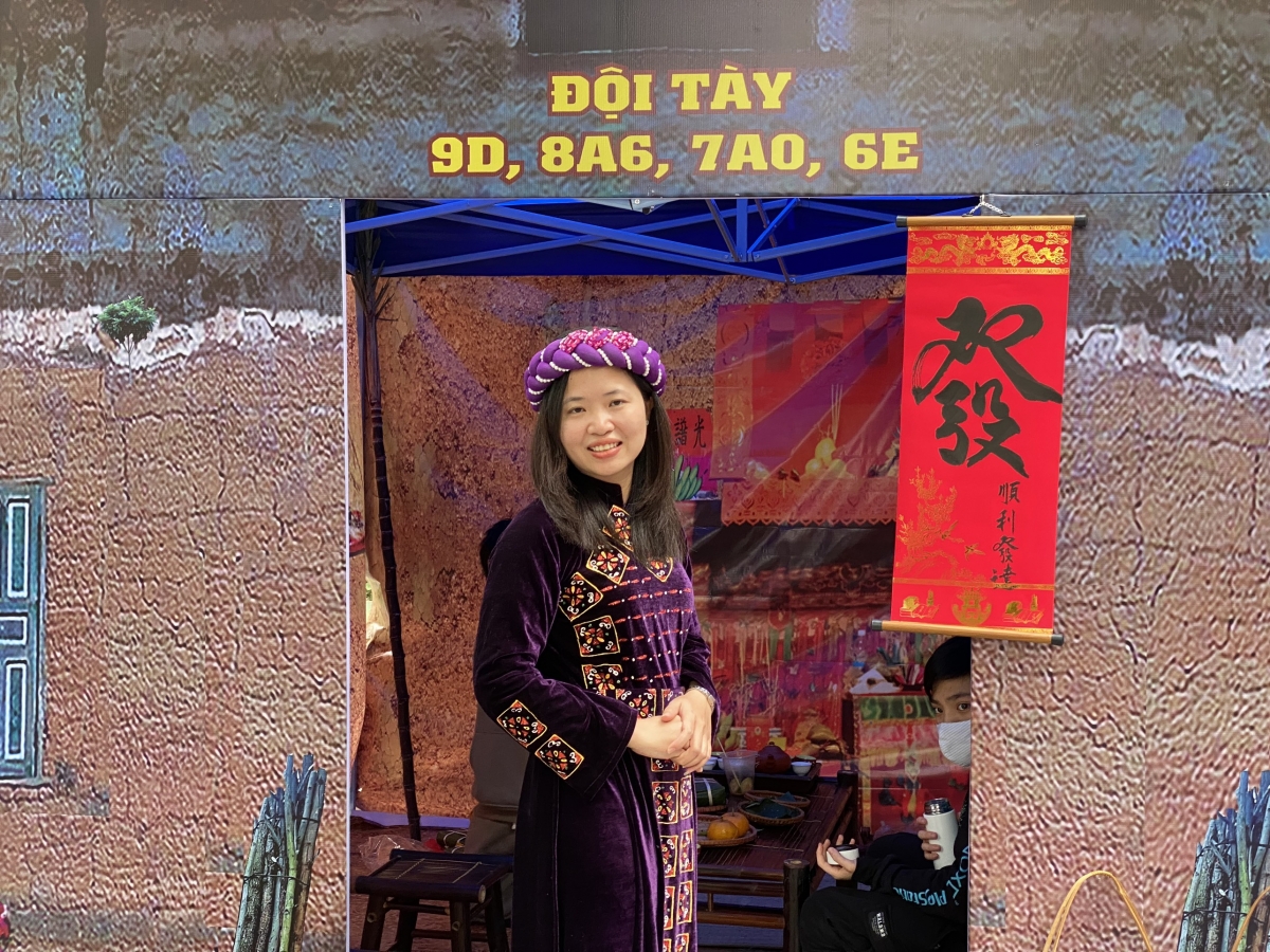 Cô Nguyễn Thị Oanh trong trang phục truyền thống của người Tày