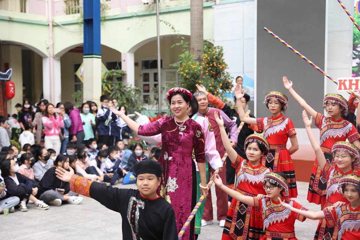 Nhà giáo Ưu tú Nguyễn Thanh Hà trong phần khai mạc hội thi ca múa nhạc dân gian.