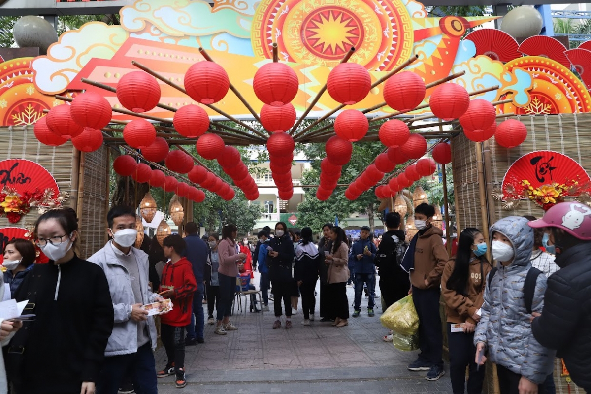 Cổng trường trường THCS Thăng Long được trang hoàng đặc biệt trong Ngày hội văn hóa dân gian 