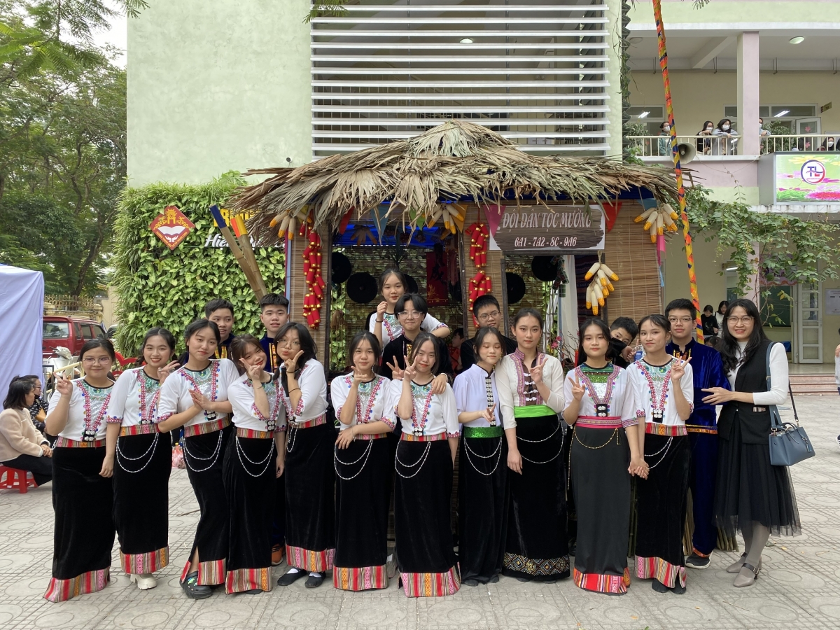 Học sinh diện trang phục truyền thống trong ngôi nhà dân tộc.