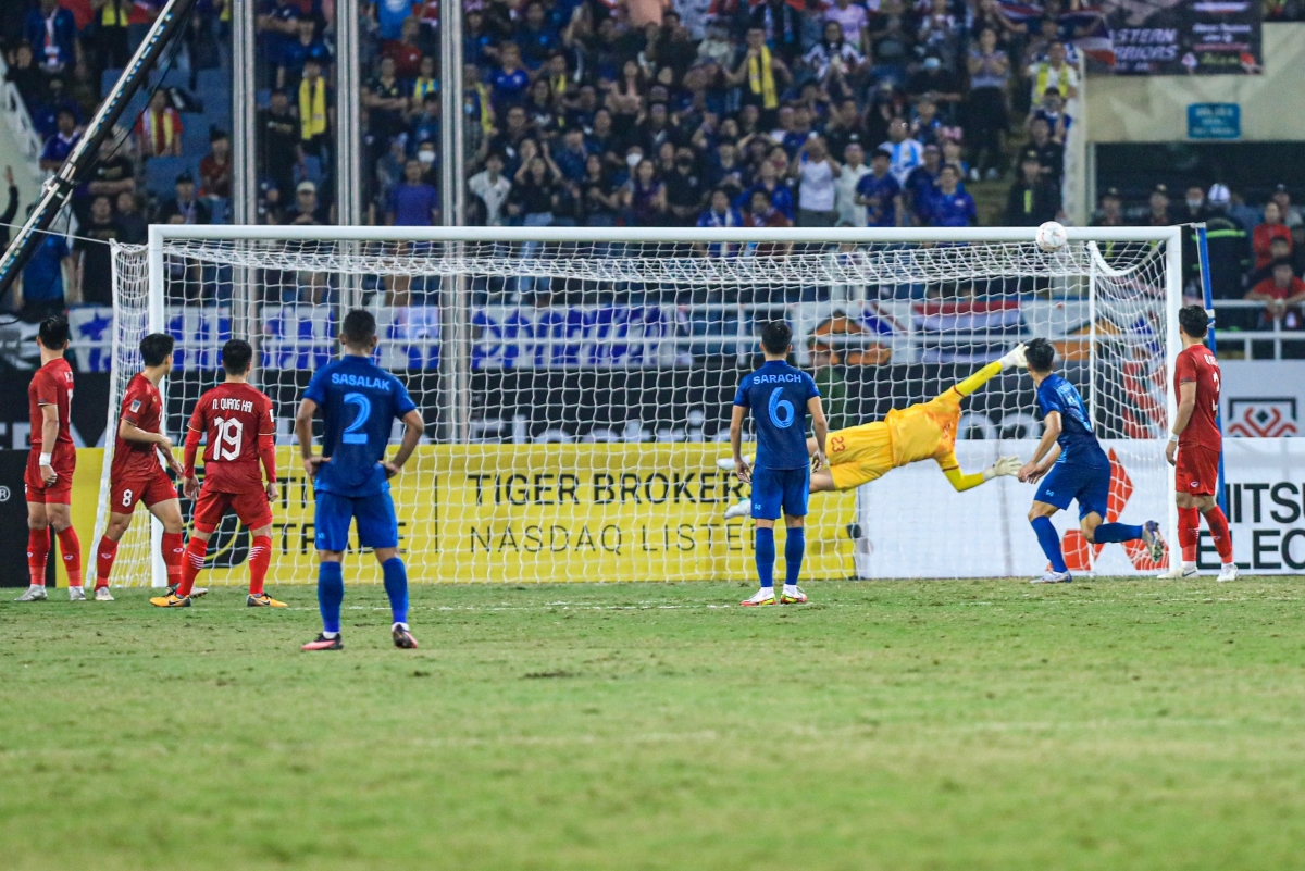 Những sai lầm ở hàng phòng ngự khiến tuyển Việt Nam phải trả giá bằng 2 bàn thua liên tiếp