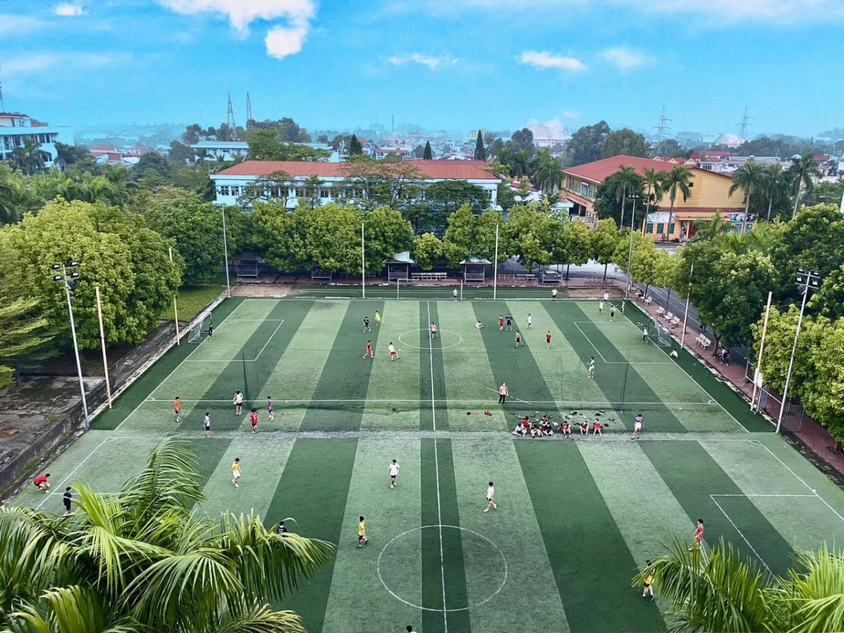 Sân bóng được học sinh, sinh viên đánh giá "xịn sò".