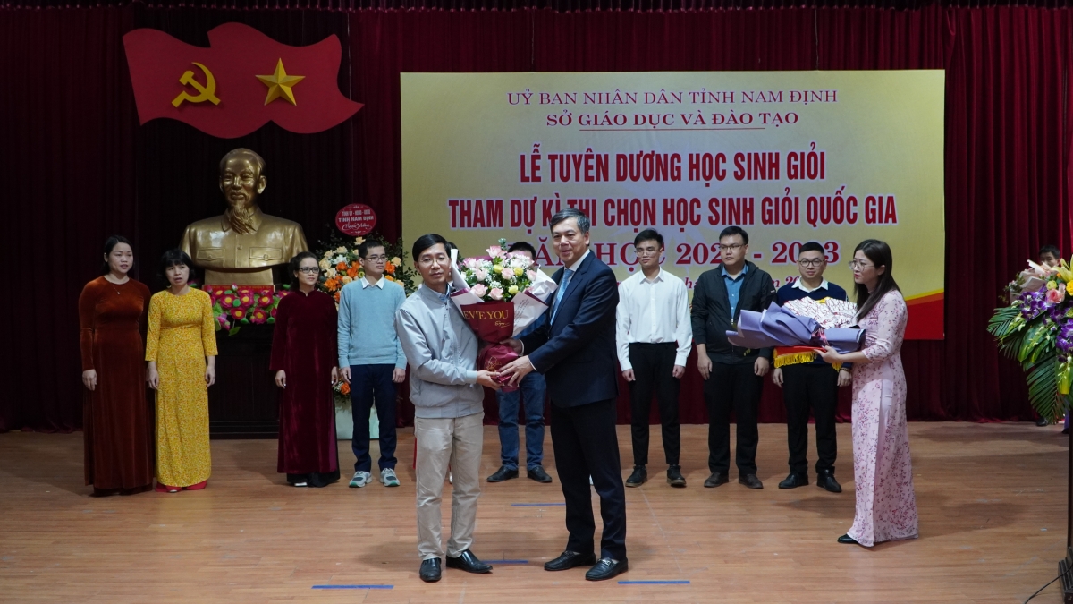 Phó Chủ tịch UBND tỉnh Trần Lê Đoài thay mặt lãnh đạo tỉnh tặng hoa và động viên các giáo viên tham gia dạy đội tuyển học sinh giỏi của tỉnh Nam Định.