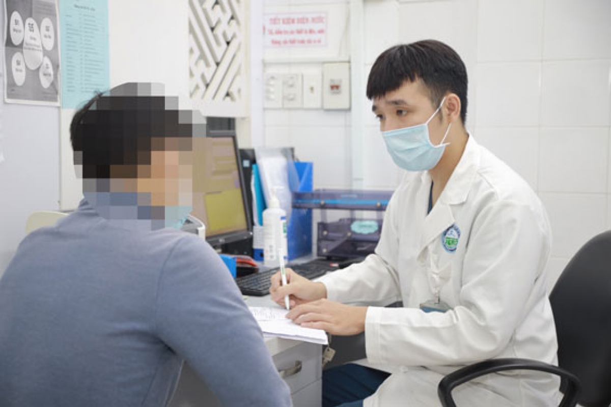 Bác sĩ Bệnh viện Da liễu TP HCM thăm khám cho người bệnh mắc các bệnh lây qua đường tình dục (Ảnh do bệnh viện cung cấp)
