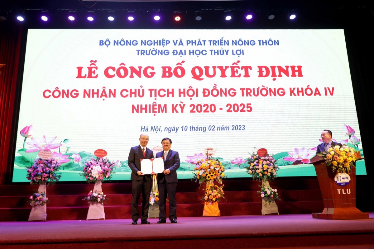 Bộ trưởng Lê Minh Hoan trao quyết định Chủ tịch Hội đồng trường cho PGS.TS Nguyễn Hữu Huế 