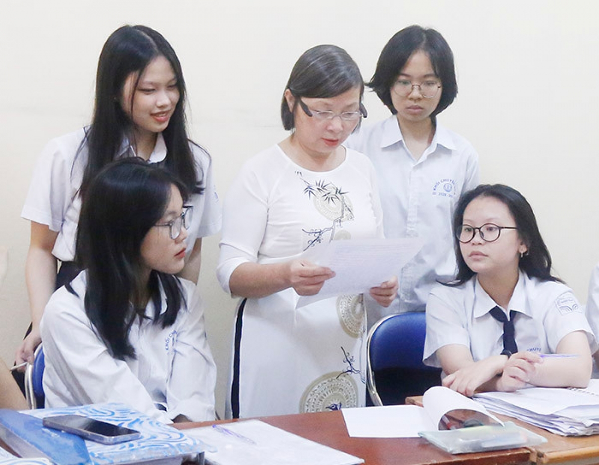 NGƯT Nguyễn Thị Thanh Hải và học sinh Trường THPT Chuyên Nguyễn Trãi, Hải Dương