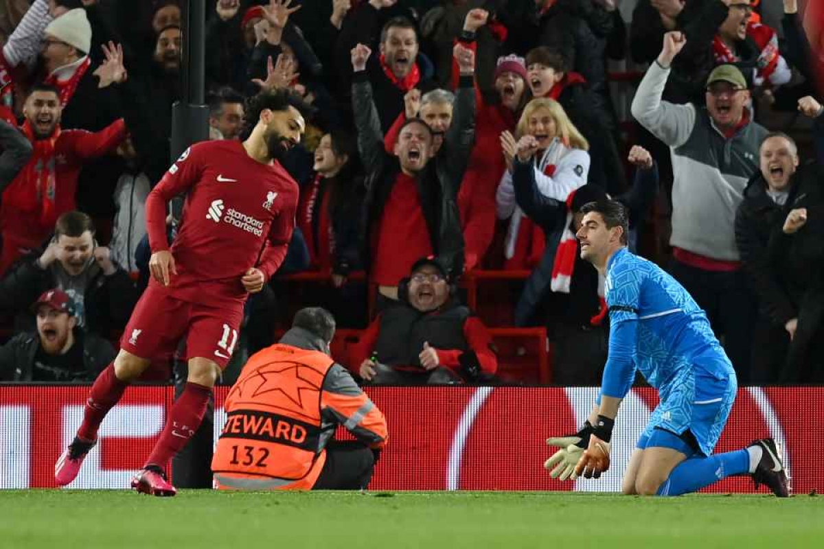 Thủ môn Thibaut Courtois mắc lỗi nghiêm trọng trong tình huống làm bàn của Mohamed Salah