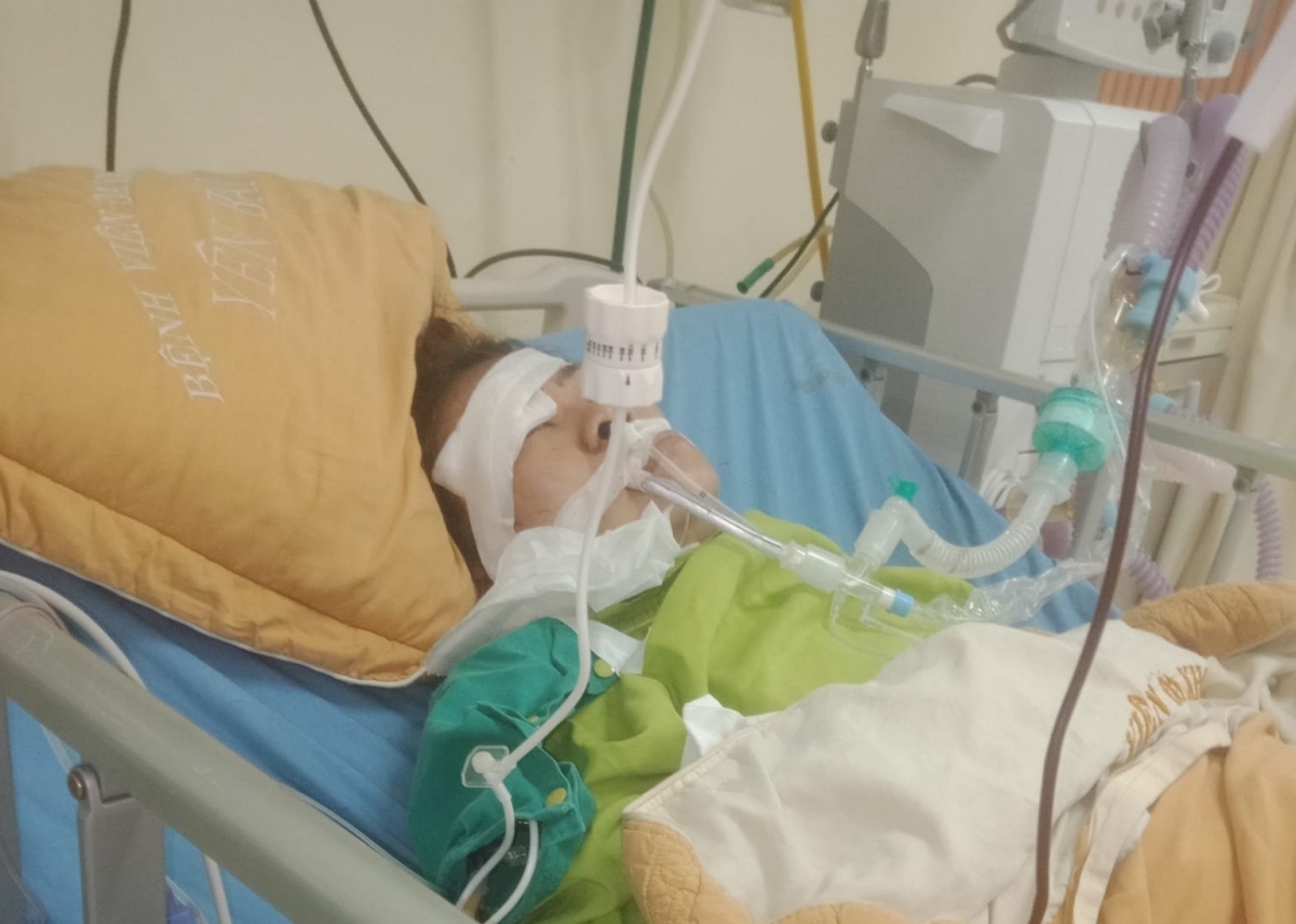 Chị Đặng Thị Mai trong những ngày nằm điều trị tại Bệnh viện Đa khoa tỉnh Yên Bái