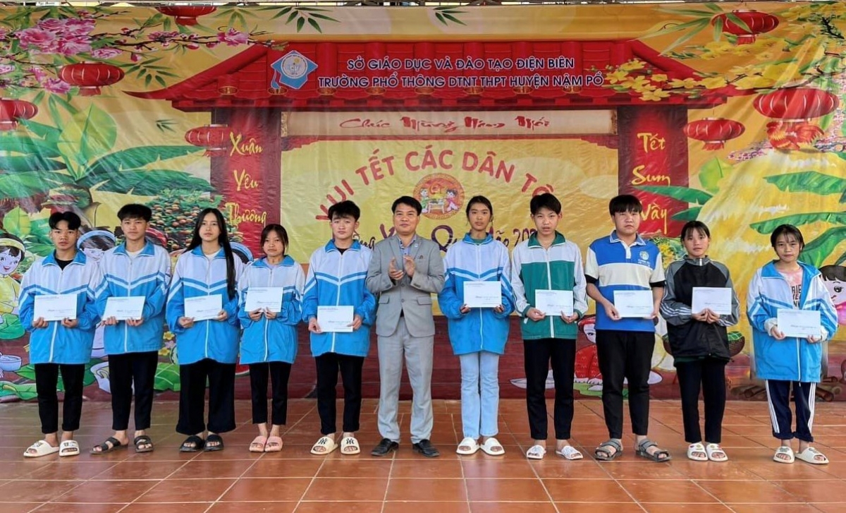 Thầy Nguyễn Văn Tập trao quà cho những học sinh có nhiều nỗ lực, đạt thành tích cao trong học tập