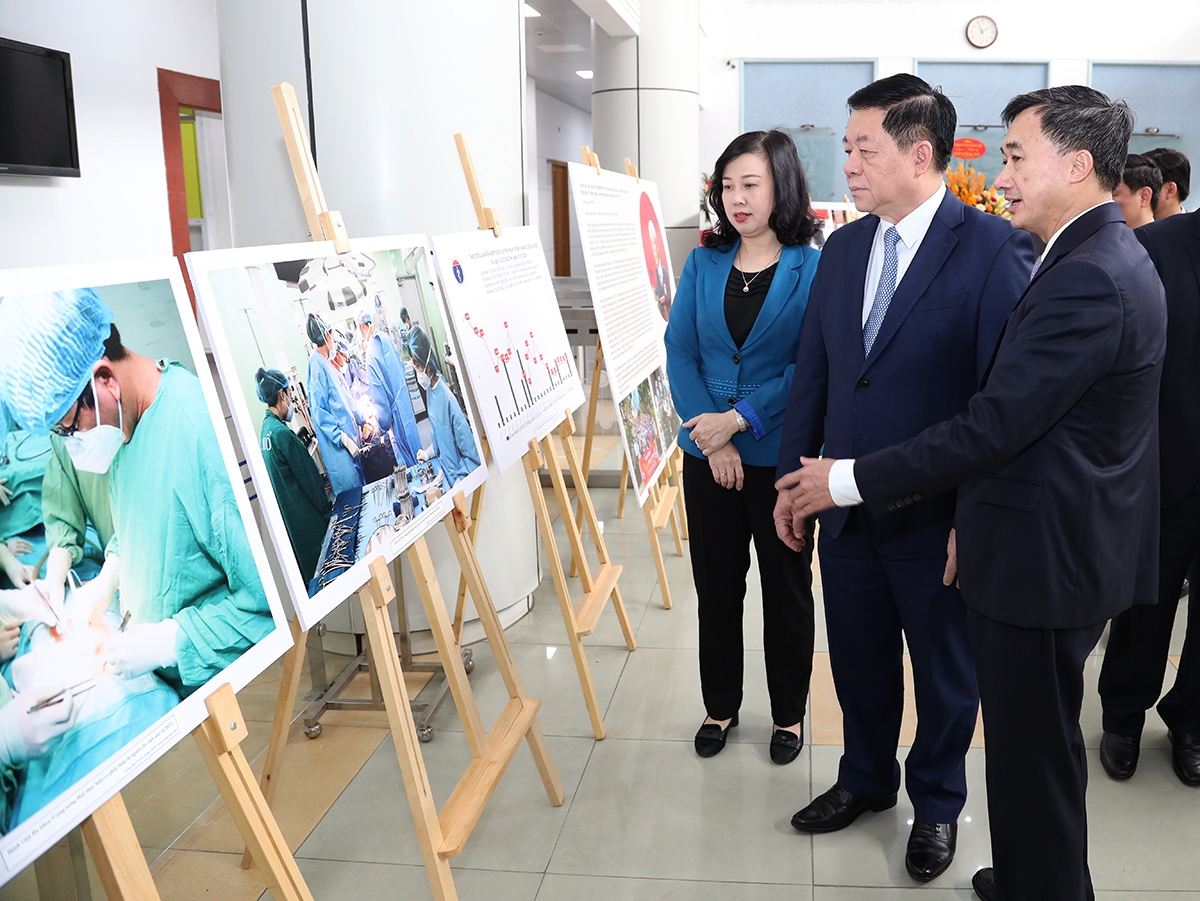 Đồng chí Nguyễn Trọng Nghĩa nghe Bộ trưởng Bộ Y tế Đào Hồng Lan giới thiệu thành tựu của ngành y tế tại triển lãm ảnh nhân dịp kỷ niệm 68 năm Ngày Thầy thuốc Việt Nam