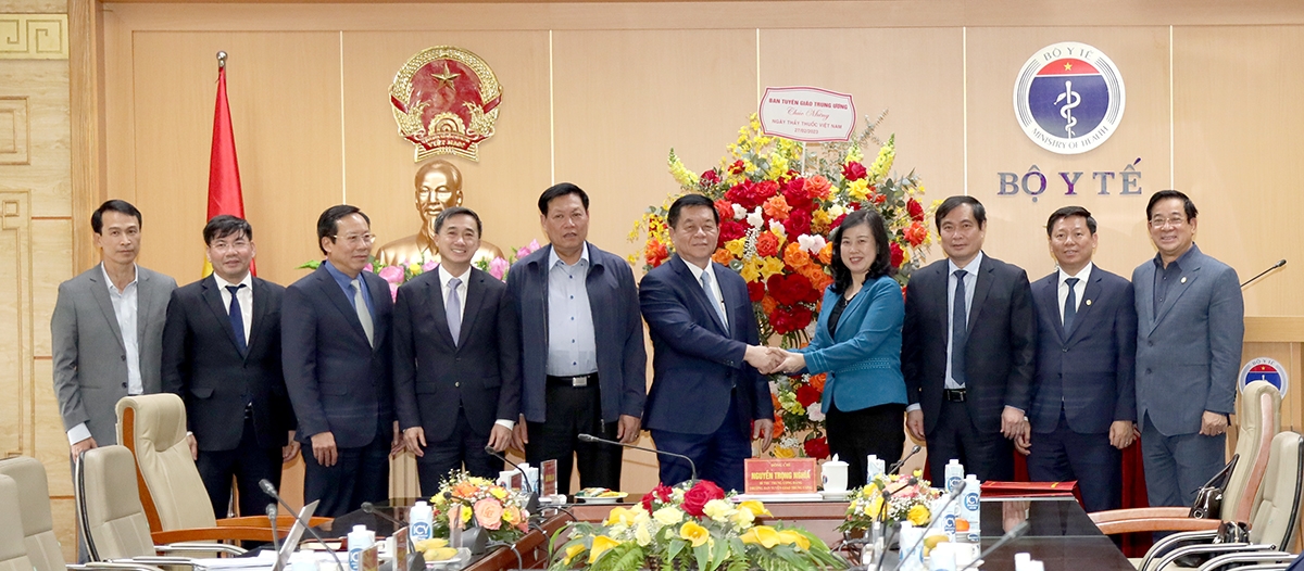 Đồng chí Nguyễn Trọng Nghĩa - Bí thư Trung ương Đảng, Trưởng Ban Tuyên giáo Trung ương tặng hoa chúc mừng ngành Y tế nhân kỷ niệm Ngày Thầy thuốc Việt Nam 