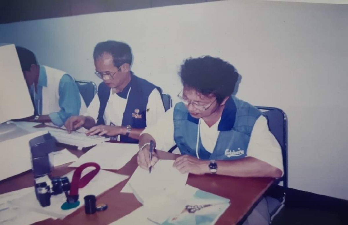 BLV Lê Hoài Sơn và Đình Khải  tại Trung tâm báo chí SEA Games 19 (Jakarta - Indonesia 1997)