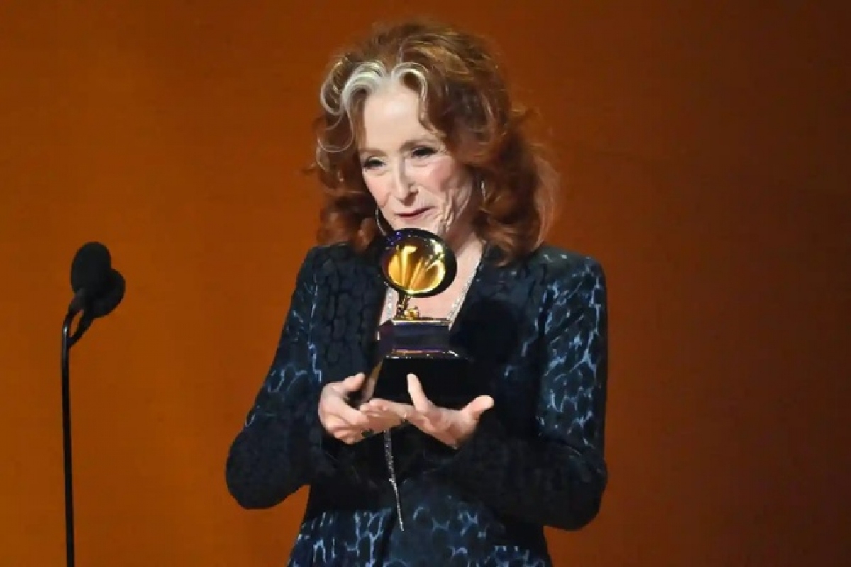 Huyền thoại âm nhạc 74 tuổi Bonnie Raitt bất ngờ khi giành giải "Ca khúc của năm"