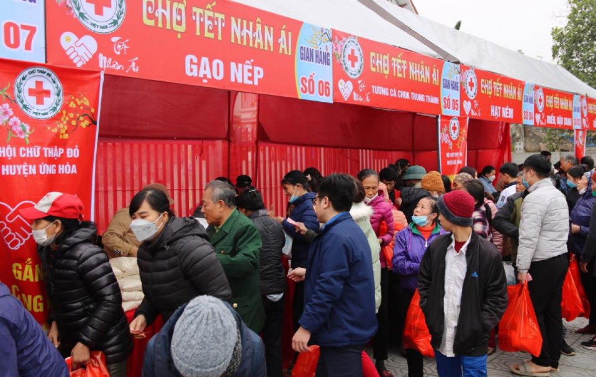Cảnh người dân đi sắm Tết tại "Chợ Tết nhân ái" trong dịp cận Tết Quý Mão 2023
