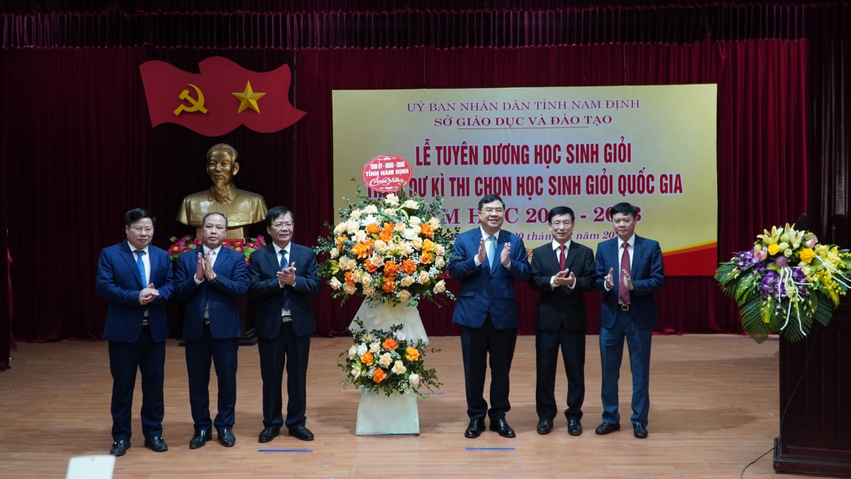 Lãnh đạo Tỉnh ủy, UBND tỉnh Nam Định tặng hoa chúc mừng và động viên ngành Giáo dục tỉnh tại buổi lễ.