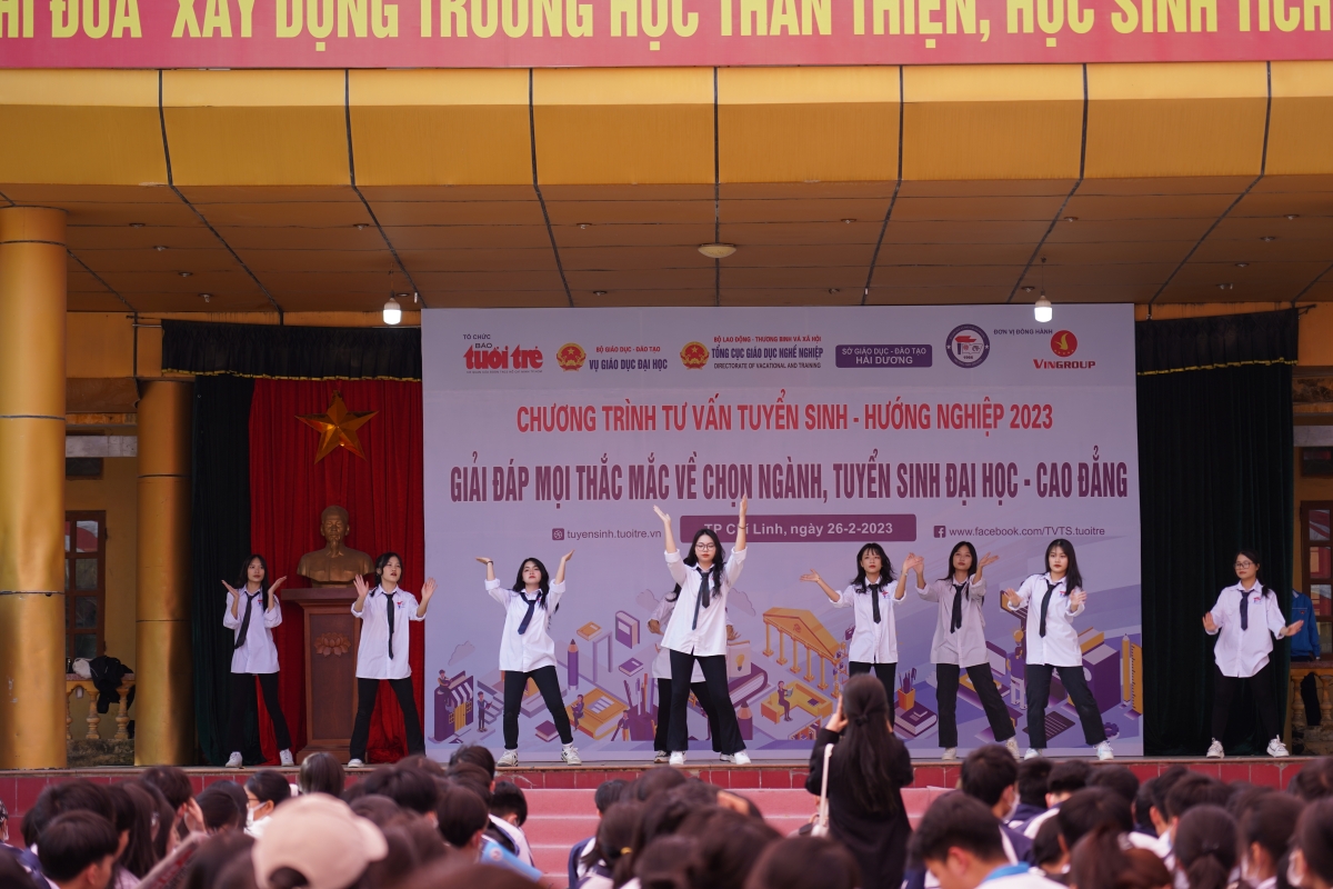 Một tiết mục văn nghệ do các học sinh Trường THPT Chí Linh biểu diễn mở đầu chương trình Tư vấn tuyển sinh.