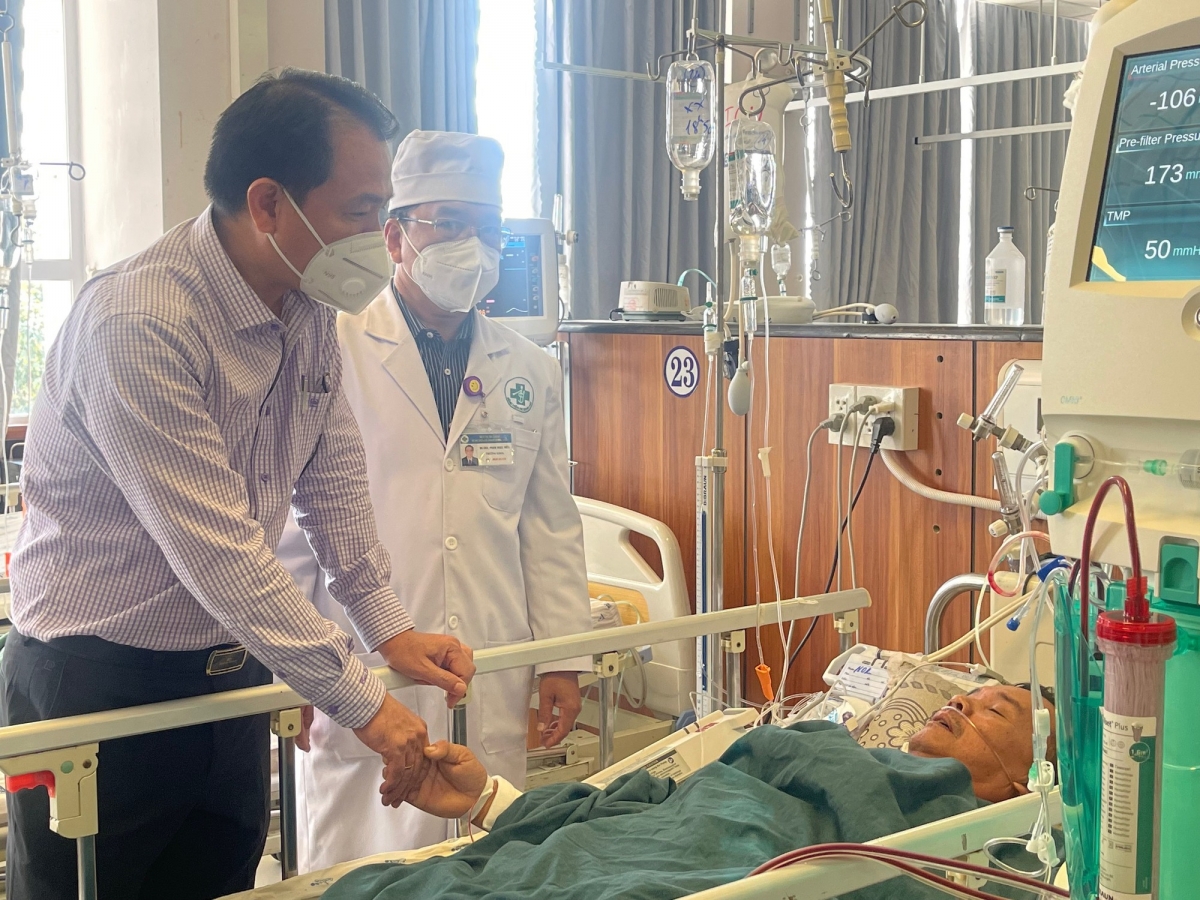 Ông Trần Quang Hiền, Giám đốc Sở Y tế An Giang, thăm hỏi một bệnh nhân bị ngộ độc nặng do ăn chè, đang được điều trị tại Bệnh viện đa khoa Trung tâm tỉnh An Giang