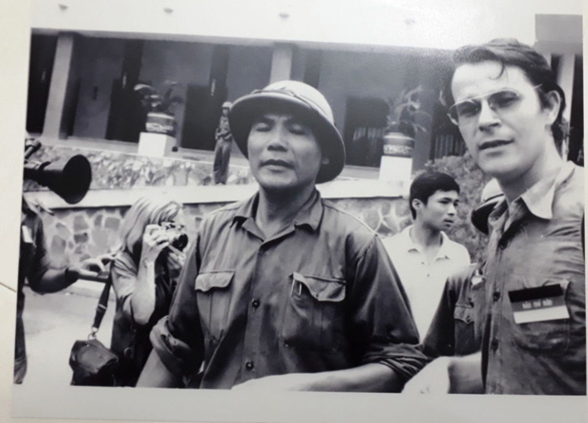 Ông Bùi Văn Tùng (bên trái) - chính ủy Lữ đoàn xe tăng 203 - cùng nhà báo Borries Gallasch (Đức) tại sân dinh Độc Lập, Sài Gòn trưa 30-4-1975. (Ảnh tư liệu)