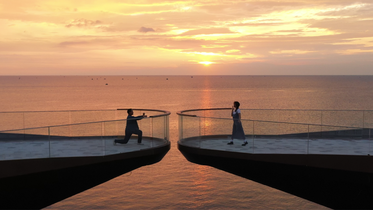 MV "I Do (Em đồng ý)" có những thước phim đẹp như mơ tại các bối cảnh Việt Nam, như hình ảnh Cầu Hôn (Kiss Bridge) ở Phú Quốc