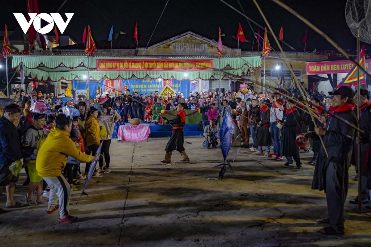 Hoạt cảnh vây bắt cá trong lễ hội Cầu Ngư ở phường Thuận An, thành phố Huế. Ảnh: Hoàng Hải – Đình Hoàng/ VOV Miền Trung