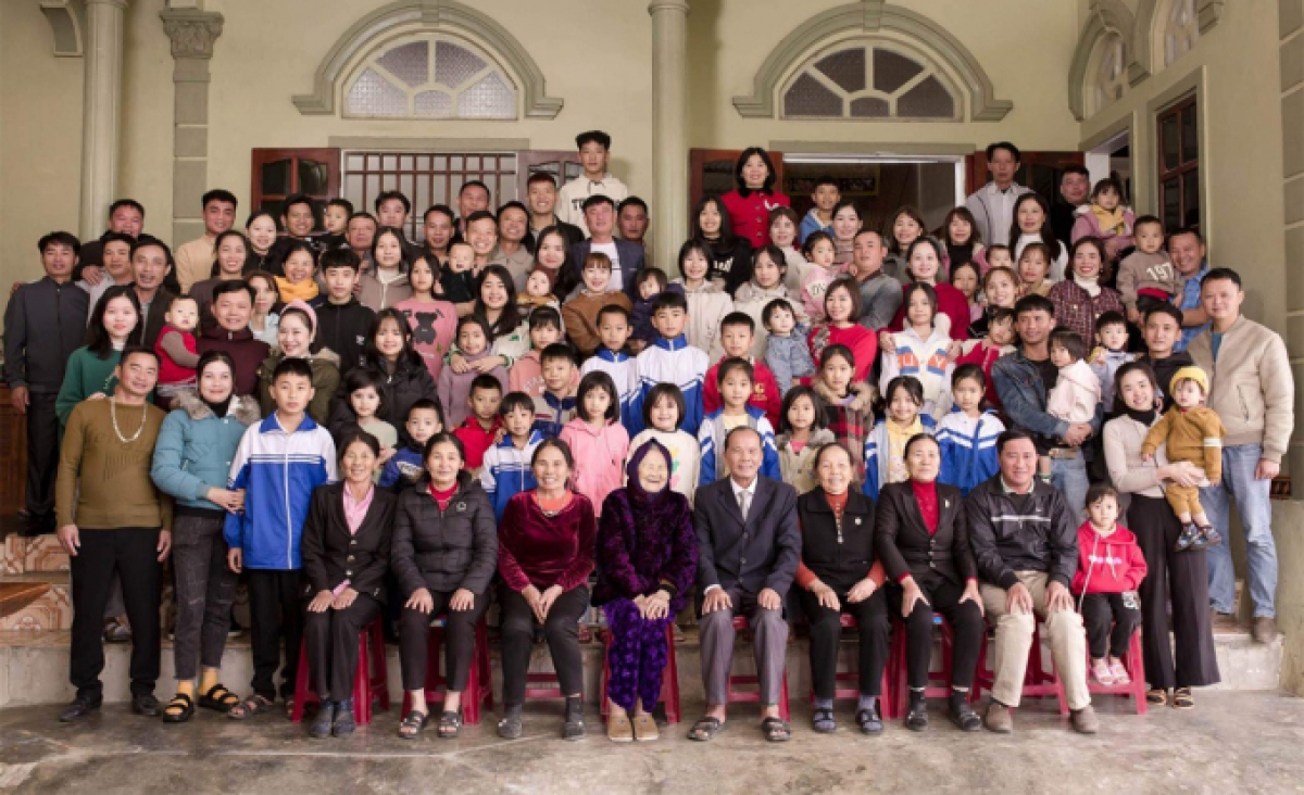 Cụ Hồ Thị Yên cùng đại gia đình chụp ảnh kỷ niệm tại lễ mừng thọ 110 tuổi