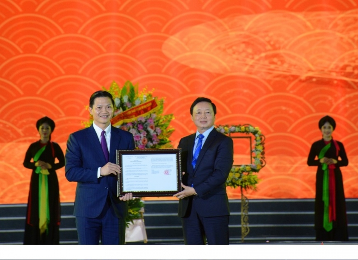  Phó Thủ tướng Chính phủ Trần Hồng Hà trao quyết định công nhận thêm 3 bảo vật quốc gia của Bắc Ninh
