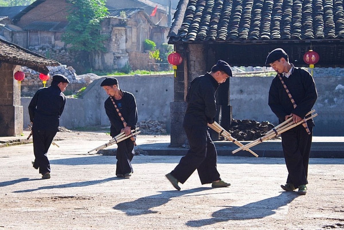 Biểu diễn khèn Mông trong Ngày hội Văn hóa dân tộc Mông và Festival khèn Mông huyện Mèo Vạc năm 2023