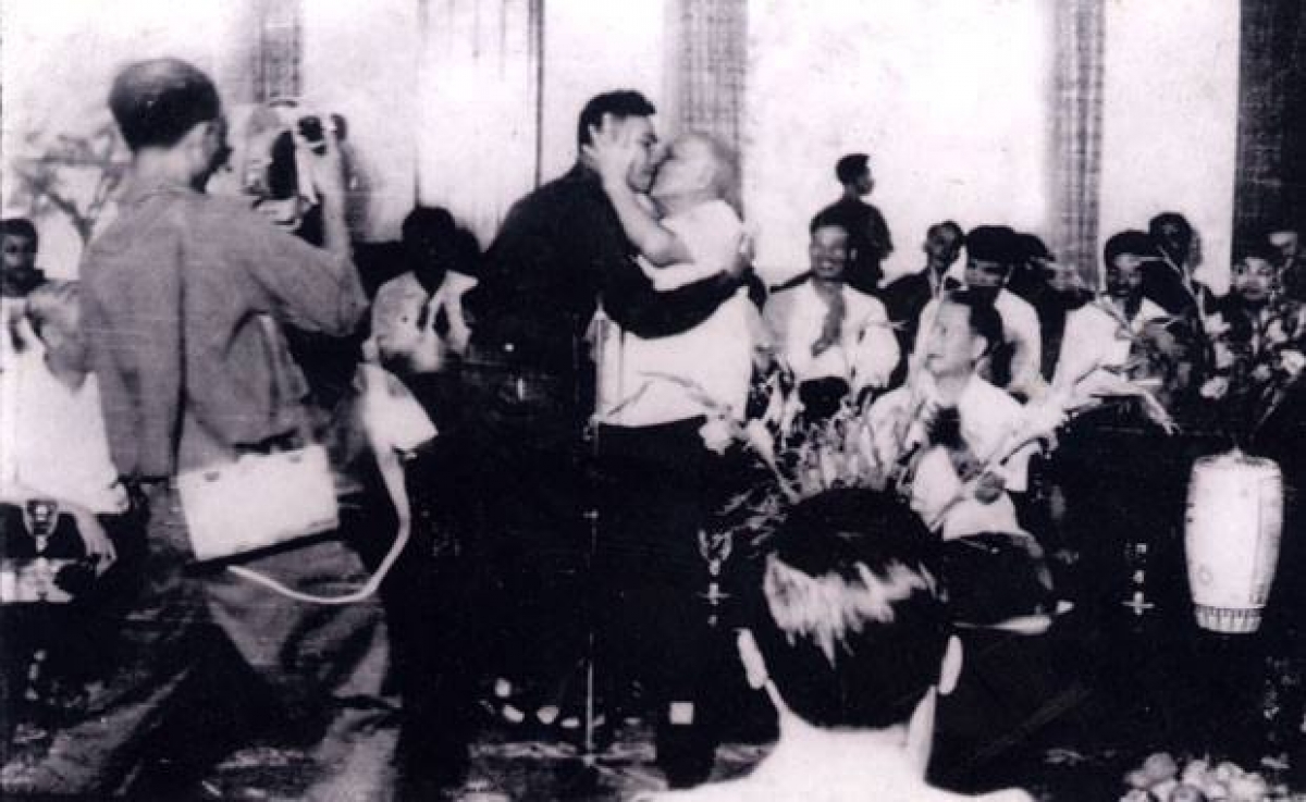 Đại tá Bùi Văn Tùng vinh dự nhận nụ hôn khen ngợi của Chủ tịch nước Tôn Đức Thắng tại Dinh Độc Lập ngày 16/5/1975