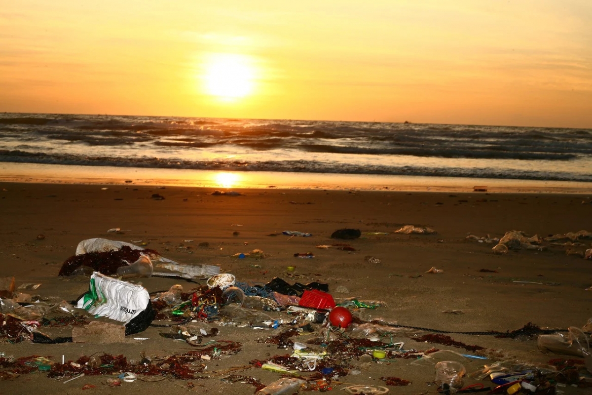 Rác thải nhựa tràn lan trên bãi biển
 