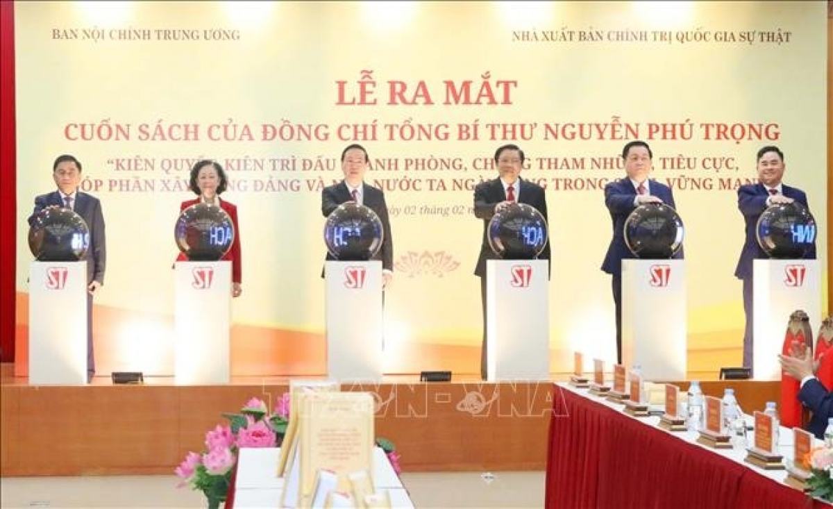 Các đại biểu bấm nút ra mắt cuốn sách của Tổng Bí thư Nguyễn Phú Trọng.
Ảnh: TTXVN