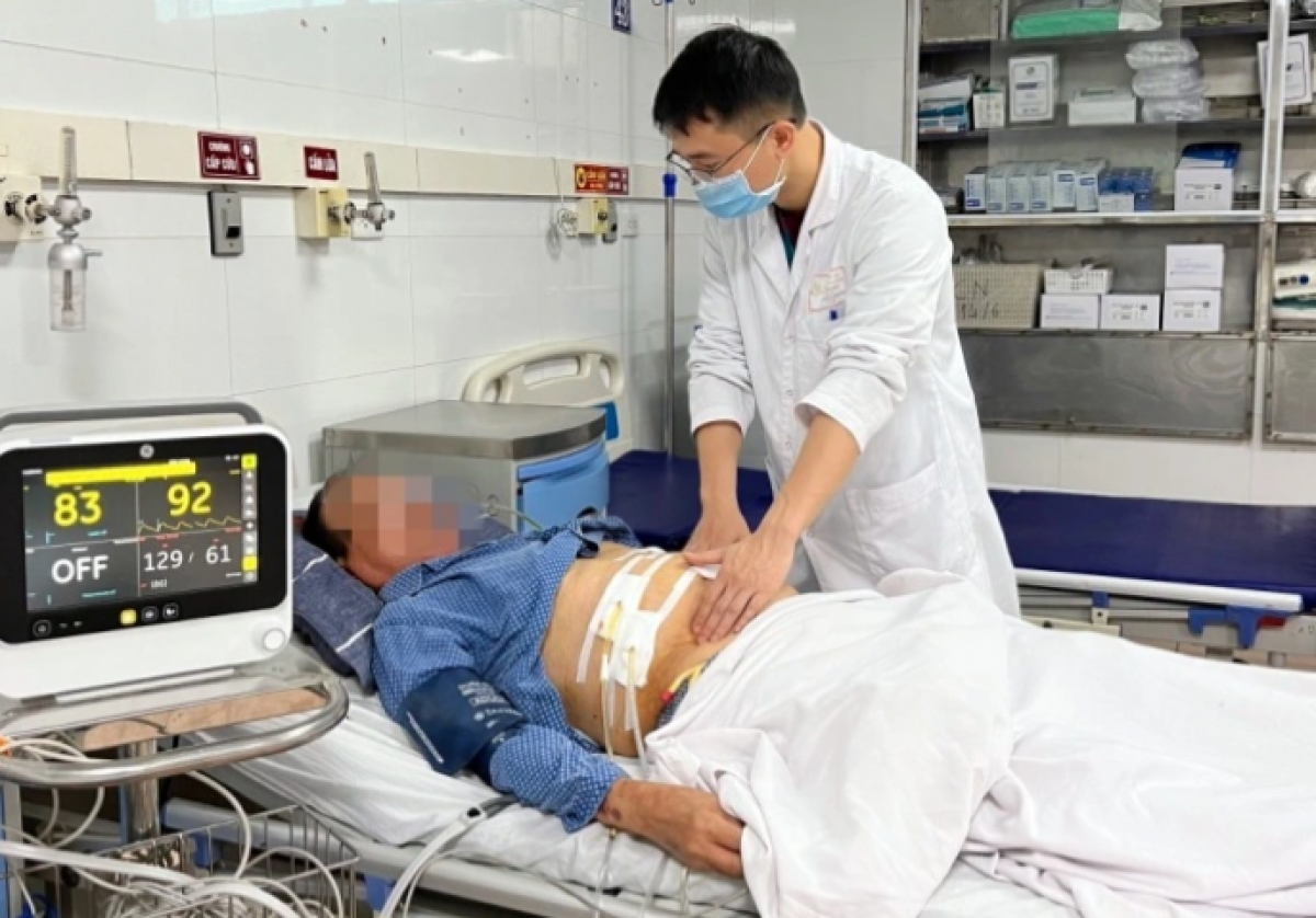 Bệnh nhân vào viện cấp cứu thì đã bị viêm phúc mạc do thủng dạ dày (Ảnh: BS).