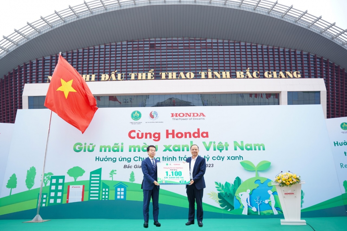 Đại diện Công ty Honda trao tặng cây cho đại diện UBND thành phố Bắc Giang