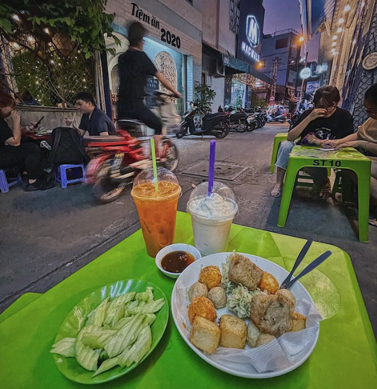 Dùng bữa tại vỉa hè mang lại trải nghiệm thú vị tại TP. Hồ Chí Minh. Ảnh: The Travel.