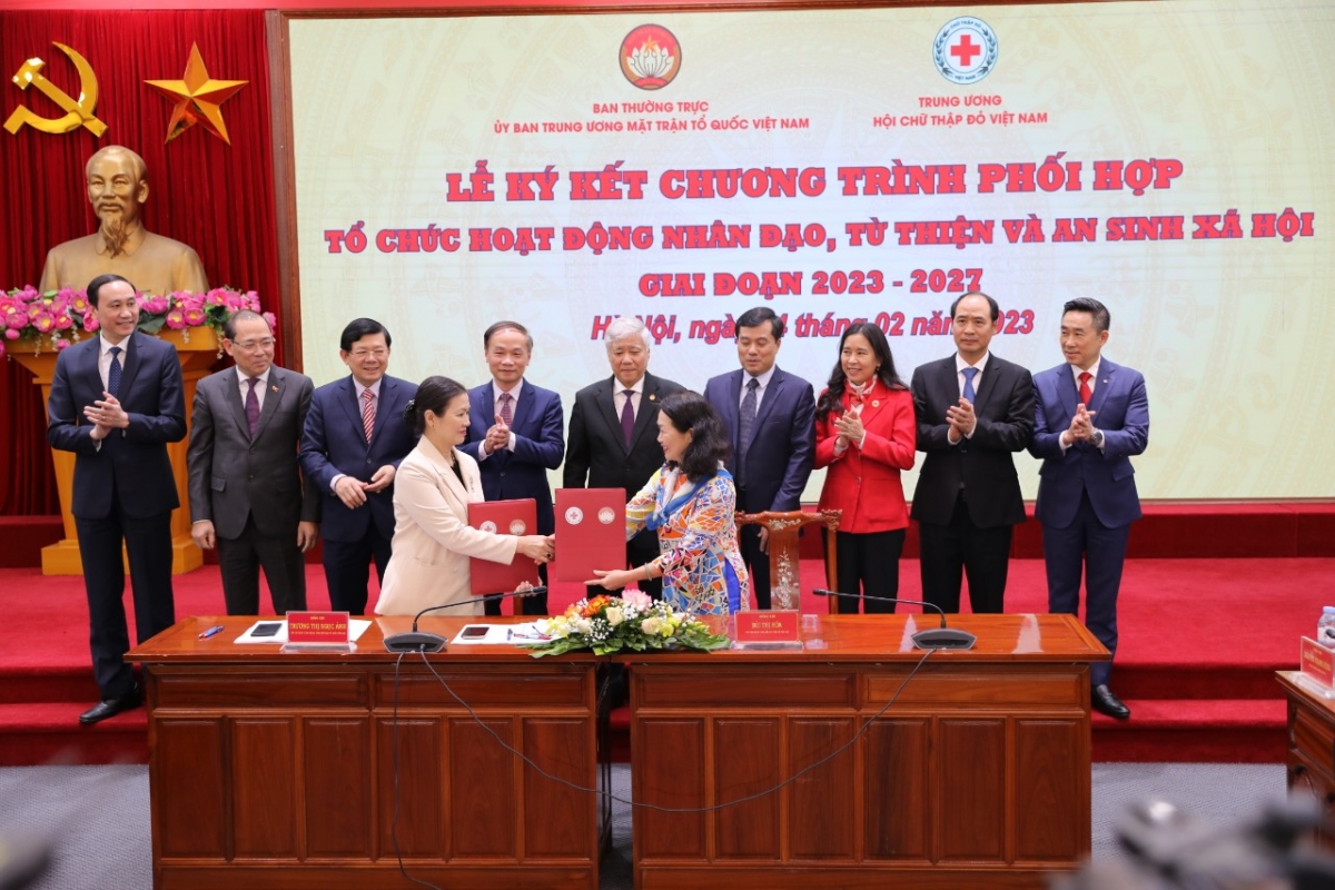 Lãnh đạo Hội Chữ thập đỏ Việt Nam và đại diện Mặt trận Tổ quốc Việt Nam ký kết chương trình phối hợp trong tổ chức các hoạt động nhân đạo, từ thiện và an sinh xã hội