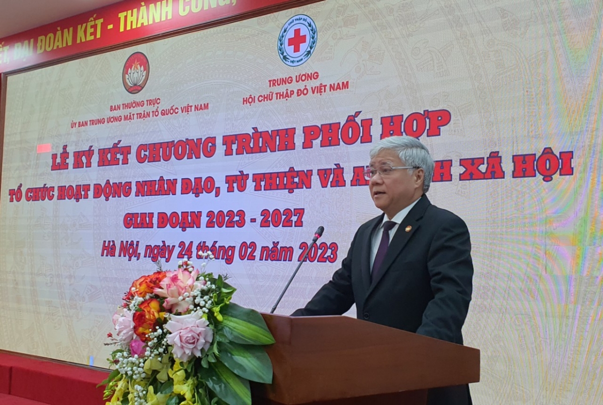 Đồng chí Đỗ Văn Chiến, Bí thư Trung ương Đảng, Chủ tịch Ủy ban Trung ương MTTQ Việt Nam
phát biểu tại lễ ký kết