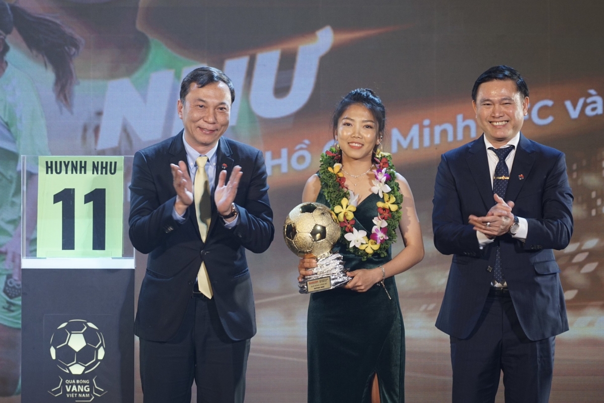 Huỳnh Như nhận Quả bóng Vàng thứ năm trong sự nghiệp (ảnh: SGGP)