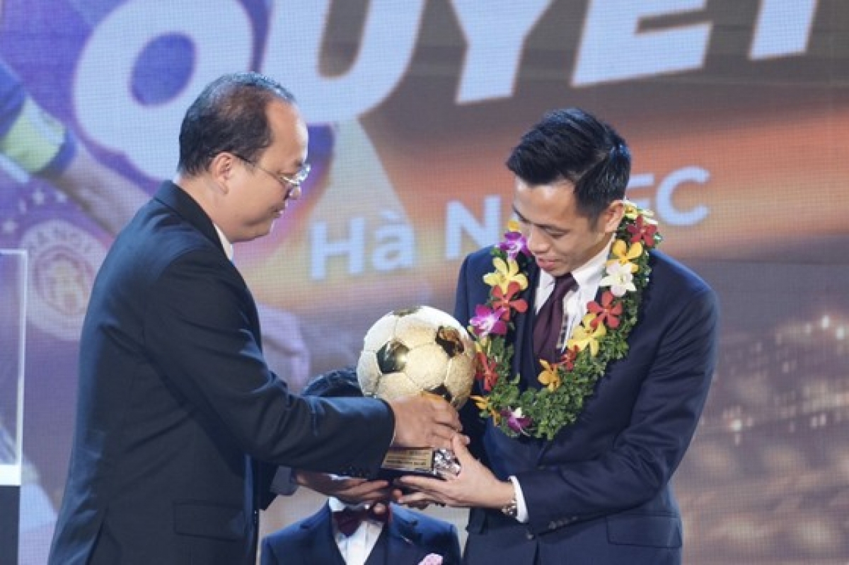 Tiền đạo Văn Quyết nhận Quả bóng Vàng Việt Nam 2022 (ảnh: SGGP)