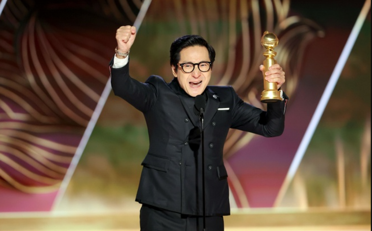 Quan Kế Huy trên bục giải thưởng Nam diễn viên phụ xuất sắc nhẩt Phim Điện ảnh ở giải thưởng của Nghiệp đoàn Diễn viên (SAG)
