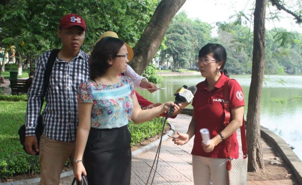 PGS.TS Hoàng Thị Thu Hương trong một lần trả lời phỏng vấn báo chí về vấn đề môi trường ở hồ Hoàn Kiếm