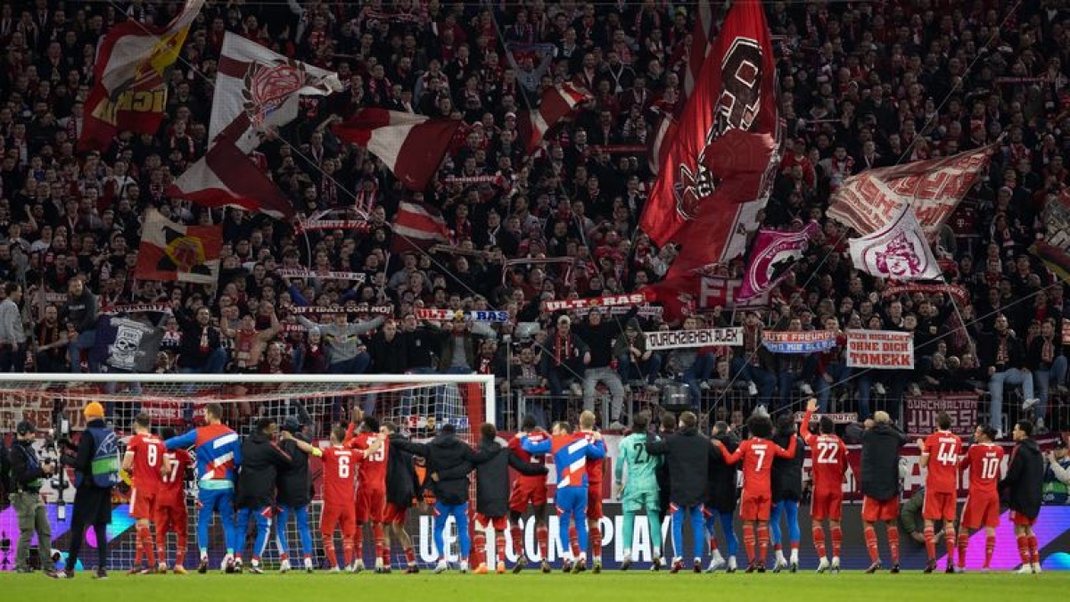 Các cầu thủ Bayern Munich chia sẻ niềm vui chiến thắng với cổ động viên